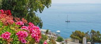 Apartment 'Della Baia' with Sea View, Private Terrace and Wi-Fi