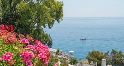 Appartement 'Della Baia' avec vue sur la mer, terrasse privée et Wi-Fi
