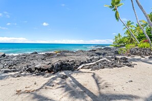 On the beach - 🏖️Oceanfront Kona Villa | Sauna + Sleeps 8 | 4 Beds (Kailua Kona)