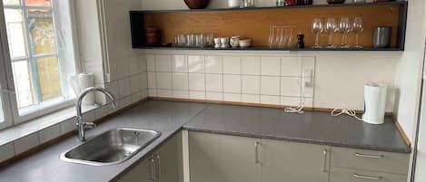 Réfrigérateur, un four, surface de cuisson, lave-vaisselle