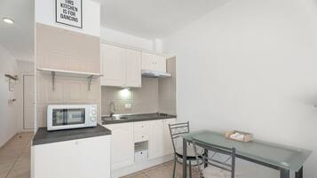 Frigorífico, microondas, placa de cocina y cafetera o tetera