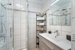 Shower, hair dryer, towels - Holiday Studio 'Greta' with Shared Pool, Balcony and Wi-Fi (Costa del Silencio)