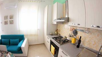 Frigorifero, forno, piano cottura, bollitore elettrico