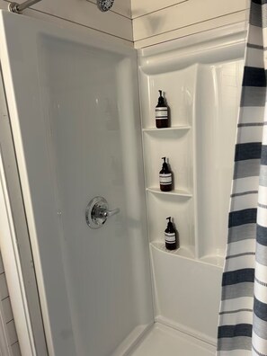 Shower, hair dryer, towels, soap - Studio Cottage on the Square, entire rental unit in Jamestown, Kentucky (Jamestown)