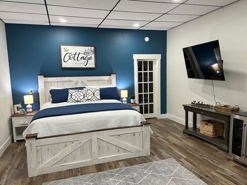 Studio Cottage on the Square, entire rental unit in Jamestown, Kentucky