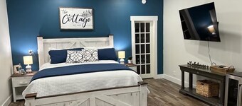 Studio Cottage on the Square, entire rental unit in Jamestown, Kentucky