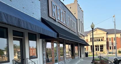 Studio Cottage on the Square, entire rental unit in Jamestown, Kentucky