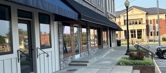 Studio Cottage on the Square, entire rental unit in Jamestown, Kentucky