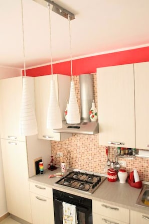 Refrigerador, horno, parrilla de estufa y tetera eléctrica 
