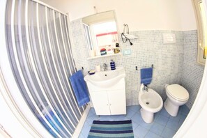 Chuveiro, secador de cabelo, toalhas de banho