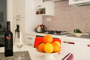 Fridge, oven, stovetop, electric kettle