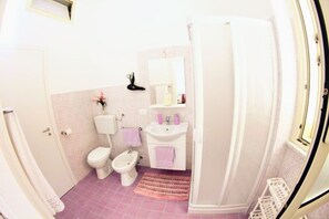 Regadera, secadora de cabello, toallas 