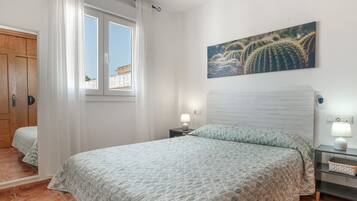 1 habitación, tabla de planchar con plancha, wifi gratis y ropa de cama