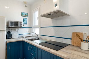 Réfrigérateur, micro-ondes, plaque de cuisson, cafetière/bouilloire