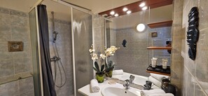 Shower, hair dryer - T1 Pinedda, Studio comfort-Sea view-Calm & sunny (Propriano)