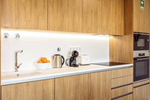 Refrigerador, microondas, horno, placa de cocina