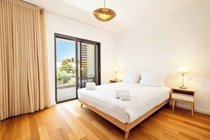 1 habitación, tabla de planchar con plancha y cuna de viaje 