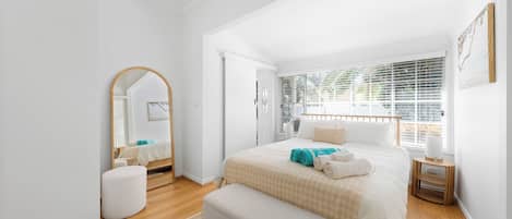 4 عدّة غرف نوم ومكتب ومكواة/لوح كي وسرير سفر