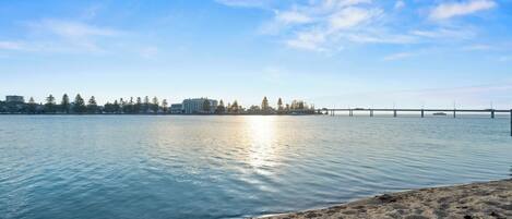 Playa en los alrededores y toallas de playa