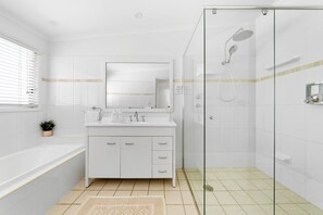Hair dryer, towels, soap, shampoo - Beach cottage - Serayah by the sea (The Entrance North)