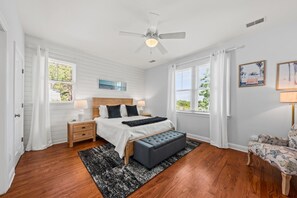 3 室のベッドルーム、デスク、WiFi (無料)、ベッドシーツ