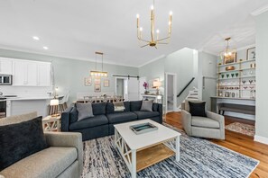 Fernseher, Tischfußball, Tischtennisplatte