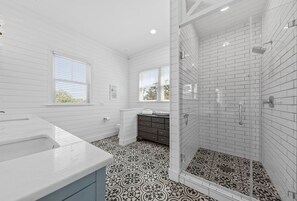Douche, sèche-cheveux, serviettes fournies