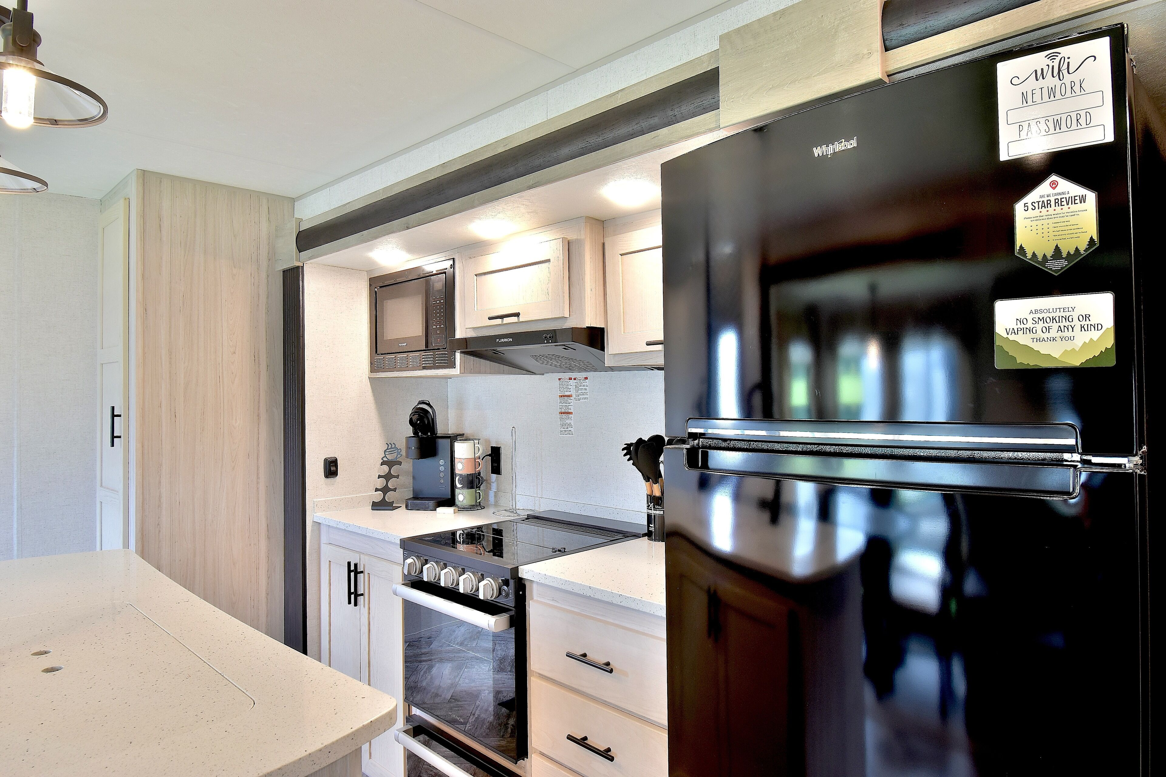 Mikrobølgeovn, ovn, kokeplater og kaffetrakter/tekoker