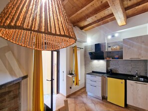 Kylskåp, kaffe- och tebryggare och grytor/köksredskap