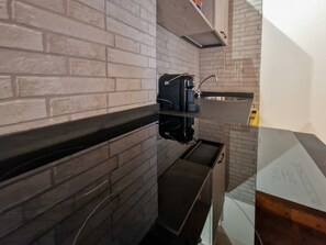 Kylskåp, kaffe- och tebryggare och grytor/köksredskap