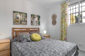 1 slaapkamer, een strijkplank/strijkijzer, gratis wifi, beddengoed