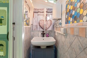 Chuveiro, secador de cabelo, toalhas de banho 