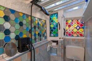 Suihku, hiustenkuivaaja, pyyhkeet