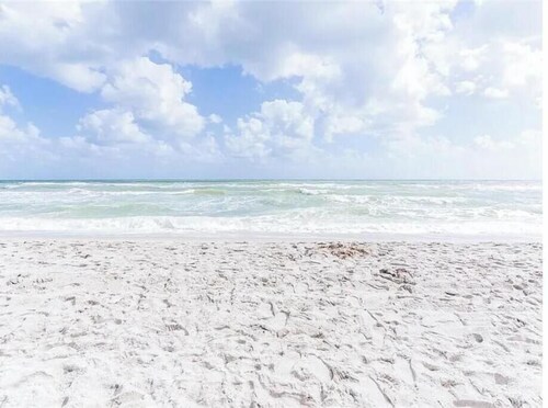 Charming 2-bedroom condo with WiFi, fitness room in Hallandale Beach