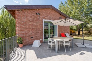 Outdoor dining - Holiday Home 'Dulù - Luminoso Spazio' with Shared Garden, Balcony and Wi-Fi (Capannori)