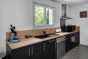 Køleskab, mikrobølgeovn, ovn, kogeplade