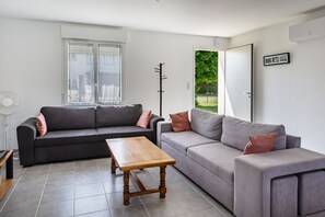 TV, DVD player, stereo - Les Granges de Soulagnieux – Family Holiday Home with Private Pool (Piégut-Pluviers)