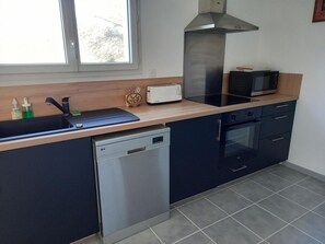 Een koelkast, een microgolfoven, een oven, een kookplaat