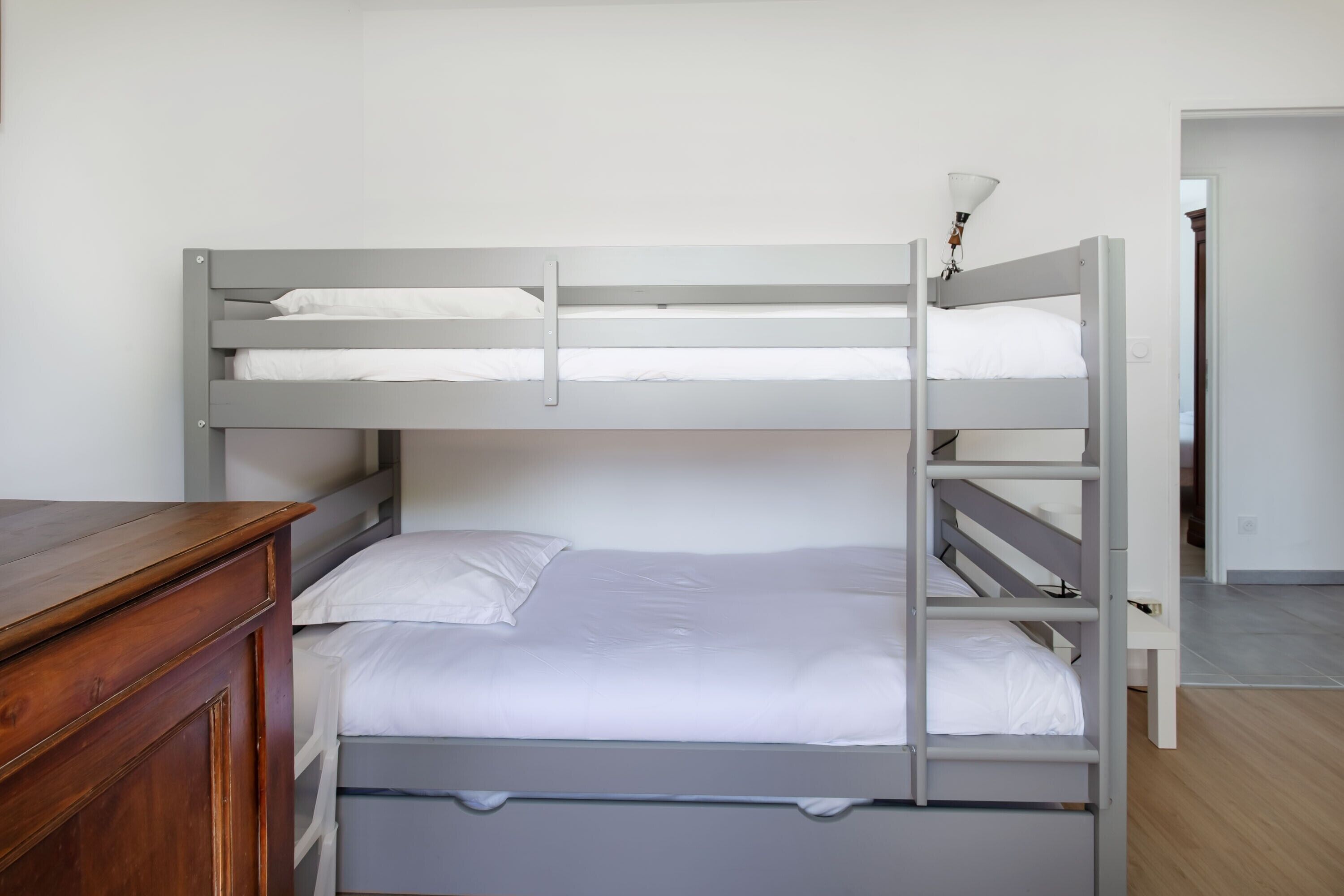 3 bedrooms, iron/ironing board, free WiFi, bed sheets