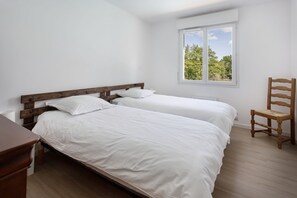 3 bedrooms, iron/ironing board, free WiFi, bed sheets - Les Granges de Soulagnieux – Family Holiday Home with Private Pool (Piégut-Pluviers)