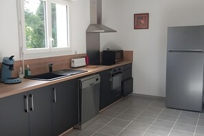 Een koelkast, een microgolfoven, een oven, een kookplaat