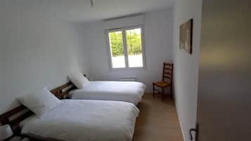 3 bedrooms, iron/ironing board, free WiFi, bed sheets