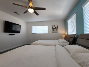 5 bedrooms, desk, WiFi