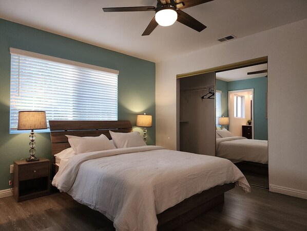 5 bedrooms, desk, WiFi