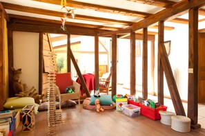 Children’s area - Bed and Breakfast 'Chambre Ancolie' with Private Terrace, Shared Garden and Wi-Fi (L'Épine)