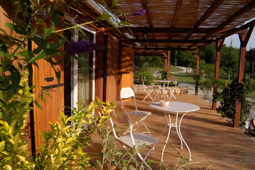 Bed and Breakfast 'Chambre Ancolie' with Private Terrace, Shared Garden and Wi-Fi