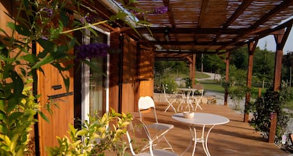 Bed and Breakfast 'Chambre Ancolie' with Private Terrace, Shared Garden and Wi-Fi
