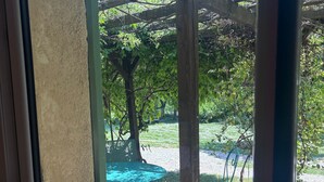 A wooden deck with a pergola, a table, and chairs. - "Cytise" Room with Private Terrace, Shared Garden, Wi-Fi, E-Bike Friendly (L'Épine)