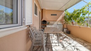 Outdoor dining - Holiday Home 'Encanto' with Private Terrace and Wi-Fi (Santo André)