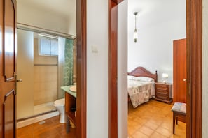 3 slaapkamers, een strijkplank/strijkijzer, gratis wifi, beddengoed
